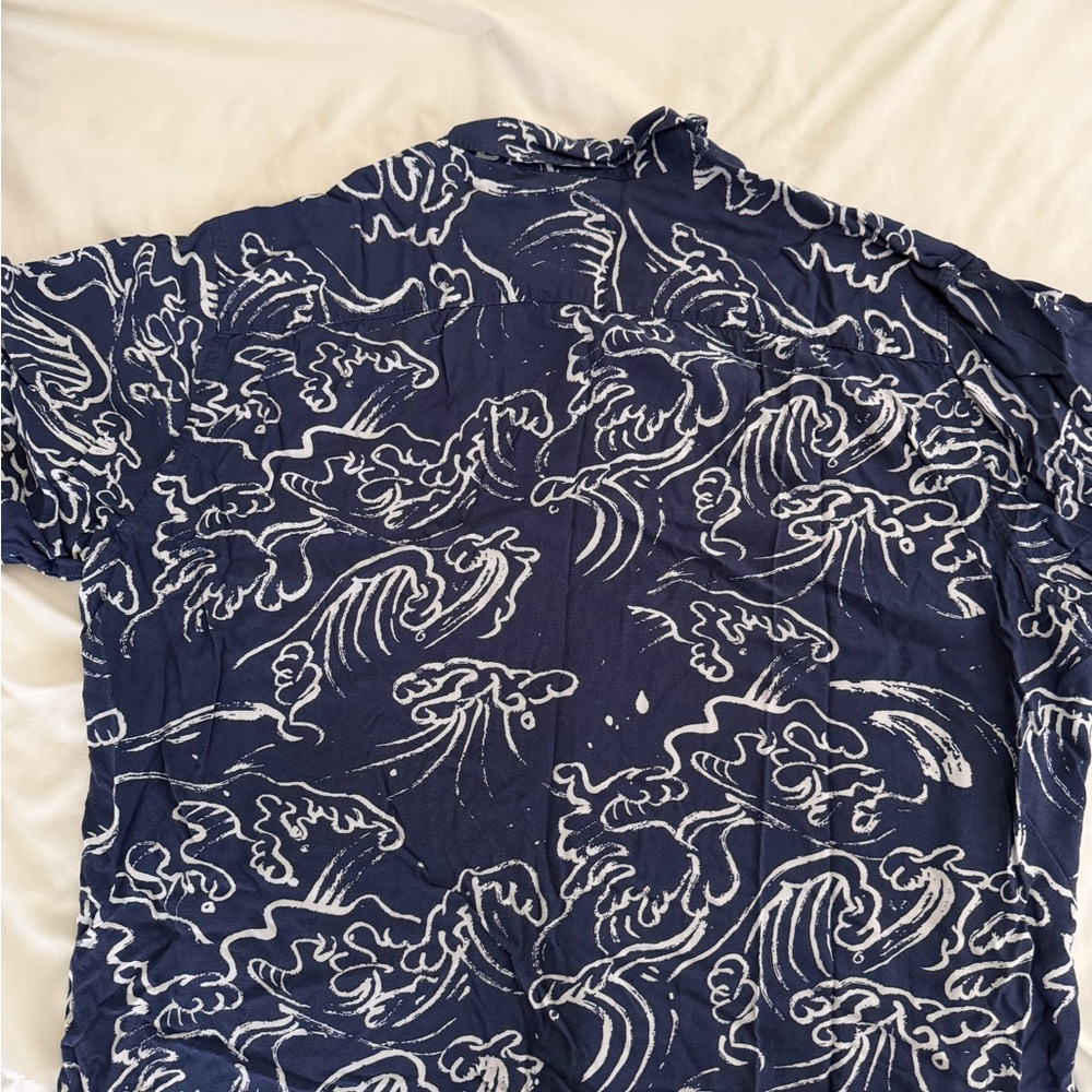 Uniqlo Men’s Button Down Wave Shirt - Picture 3 of 3